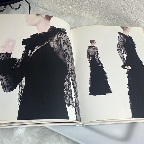 CHANEL Metropolitan Museum Of Art Book Harold Koda - Picture 10 of 13